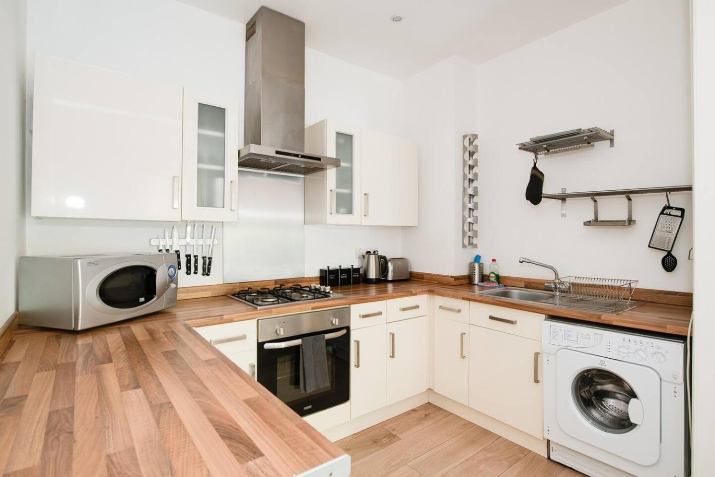 Family Friendly Flat Just Minutes From The Beach! Portsmouth Dış mekan fotoğraf